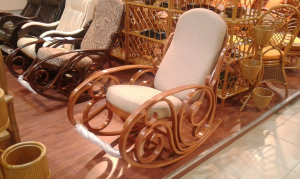 Удобное кресло-качалка КрК-1 Кресло качалка. 

Характеристики: 

Код: КрК-1 
Тип: Кресло качалка 
Рубрика:&nbsp;Мебель из дерева 
Подрубрика Кресло-качалка 

Изготовление: Россия 

